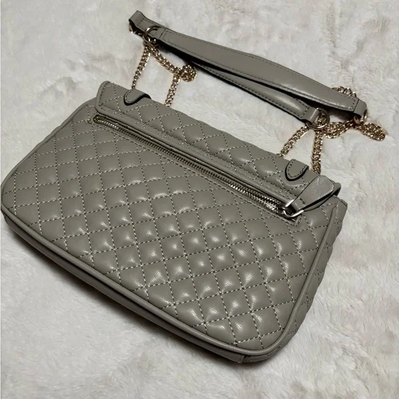 GUESS Quilted Light Gray Shoulder Bag with Gold Chain - Picture 2 of 4